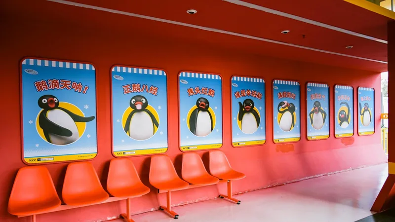 Pingu — Poster corridor and seating